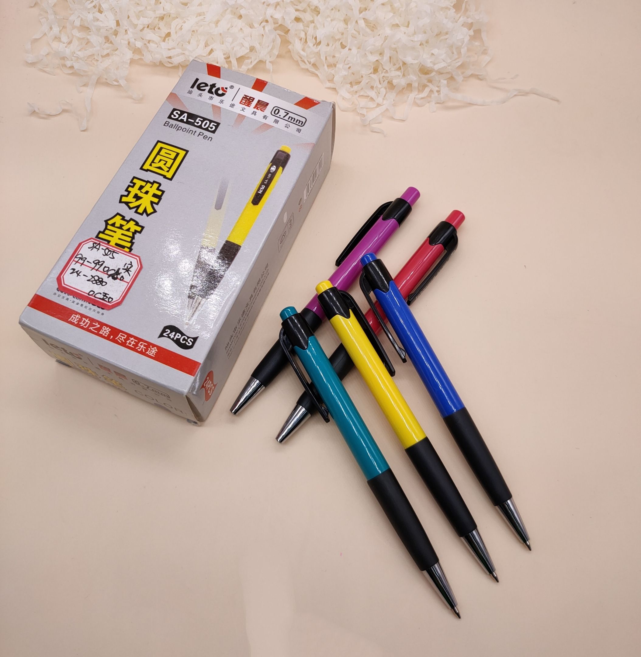 Press the ball pen in soft glue to shake the ballpoint pen thumbnail