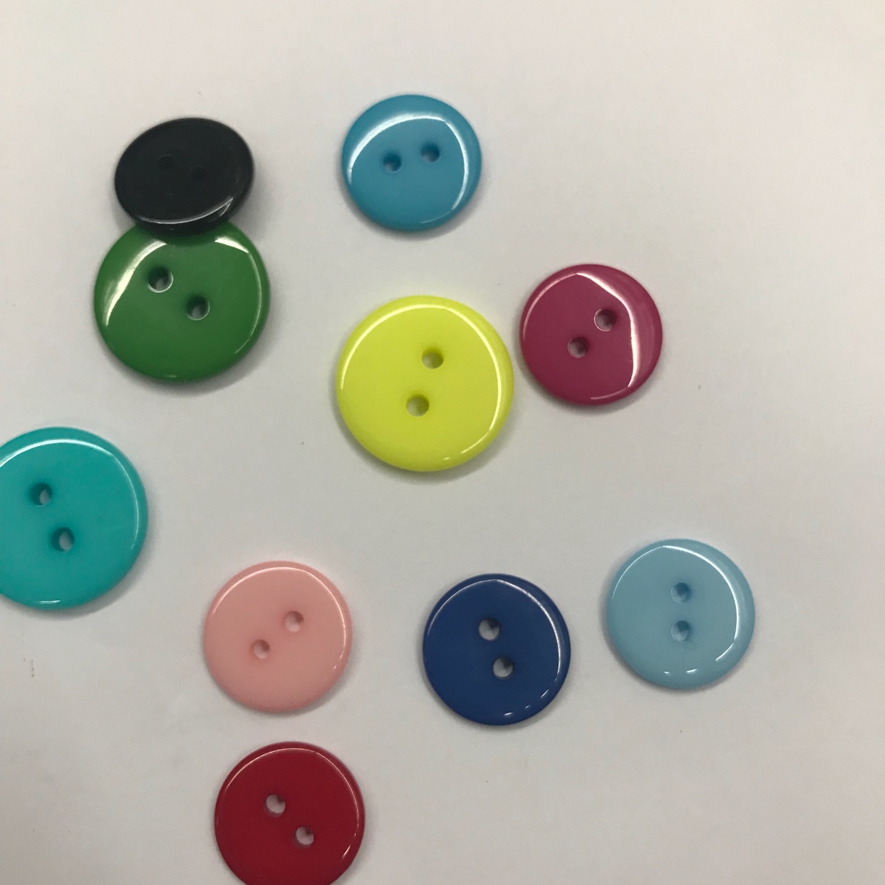 树脂彩色儿童圆形钮扣饰品服装辅料产品图