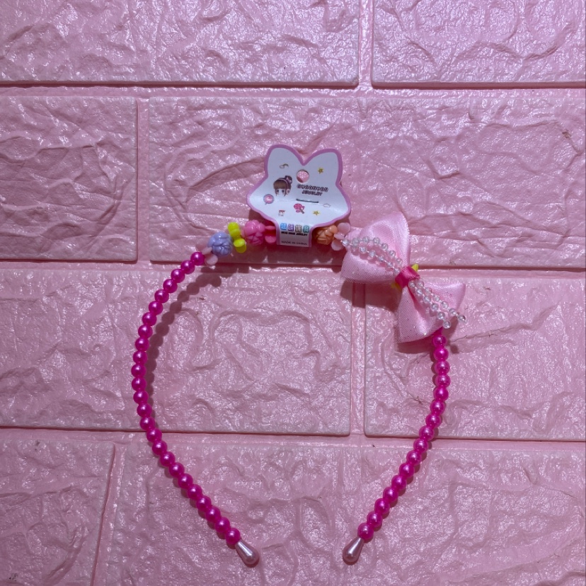 Children's beaded pearl headbands, bow tie flowers, and bow tie flowers are cute and warm details Picture