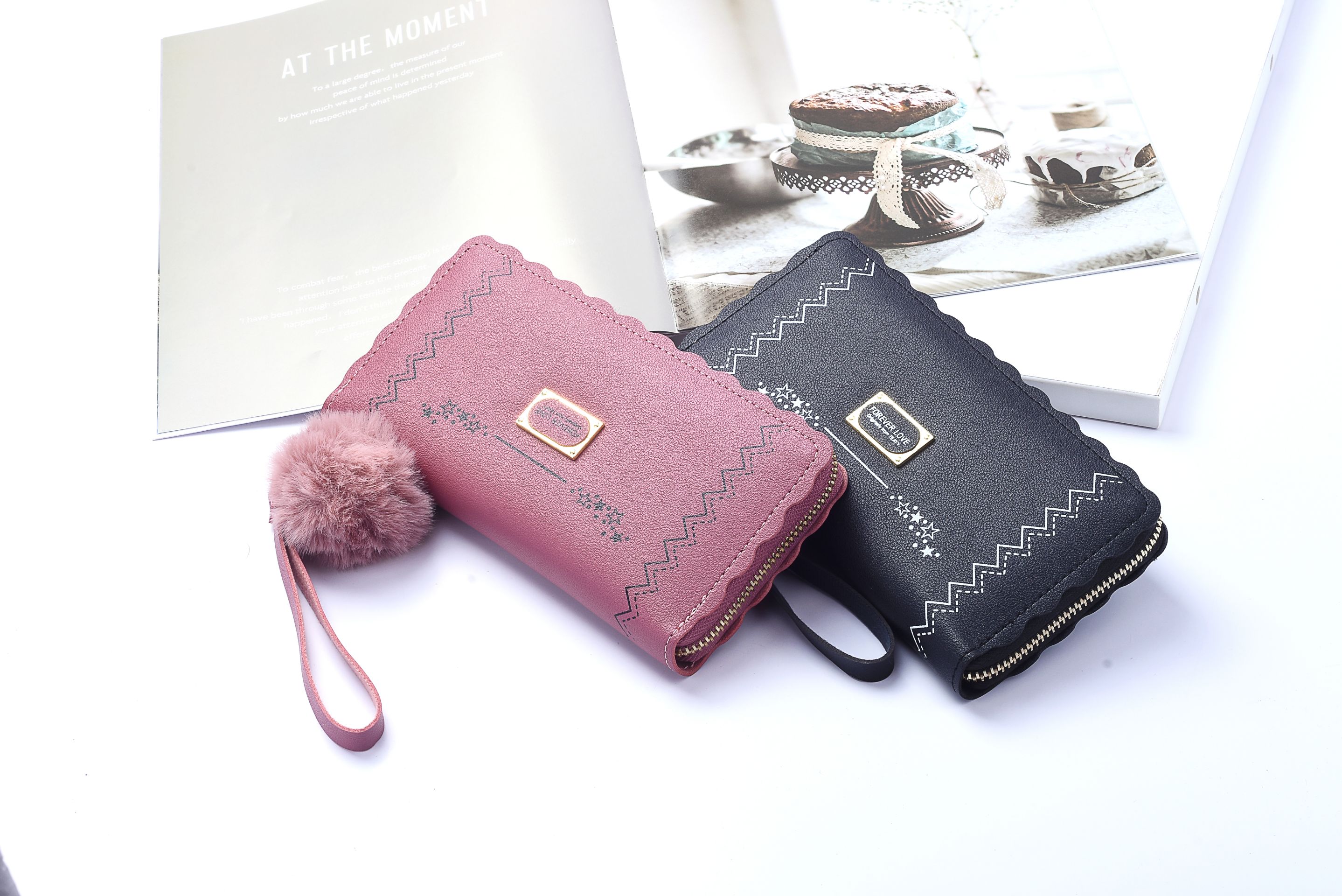 The new single-pull bag, mobile phone bag and coin purse have multiple compartments Item Picture
