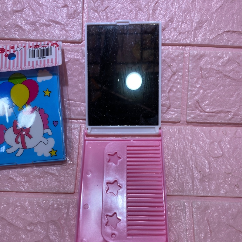 The children's mirror comb in the shape of a little horse is simple, convenient, cute and warm Specification image