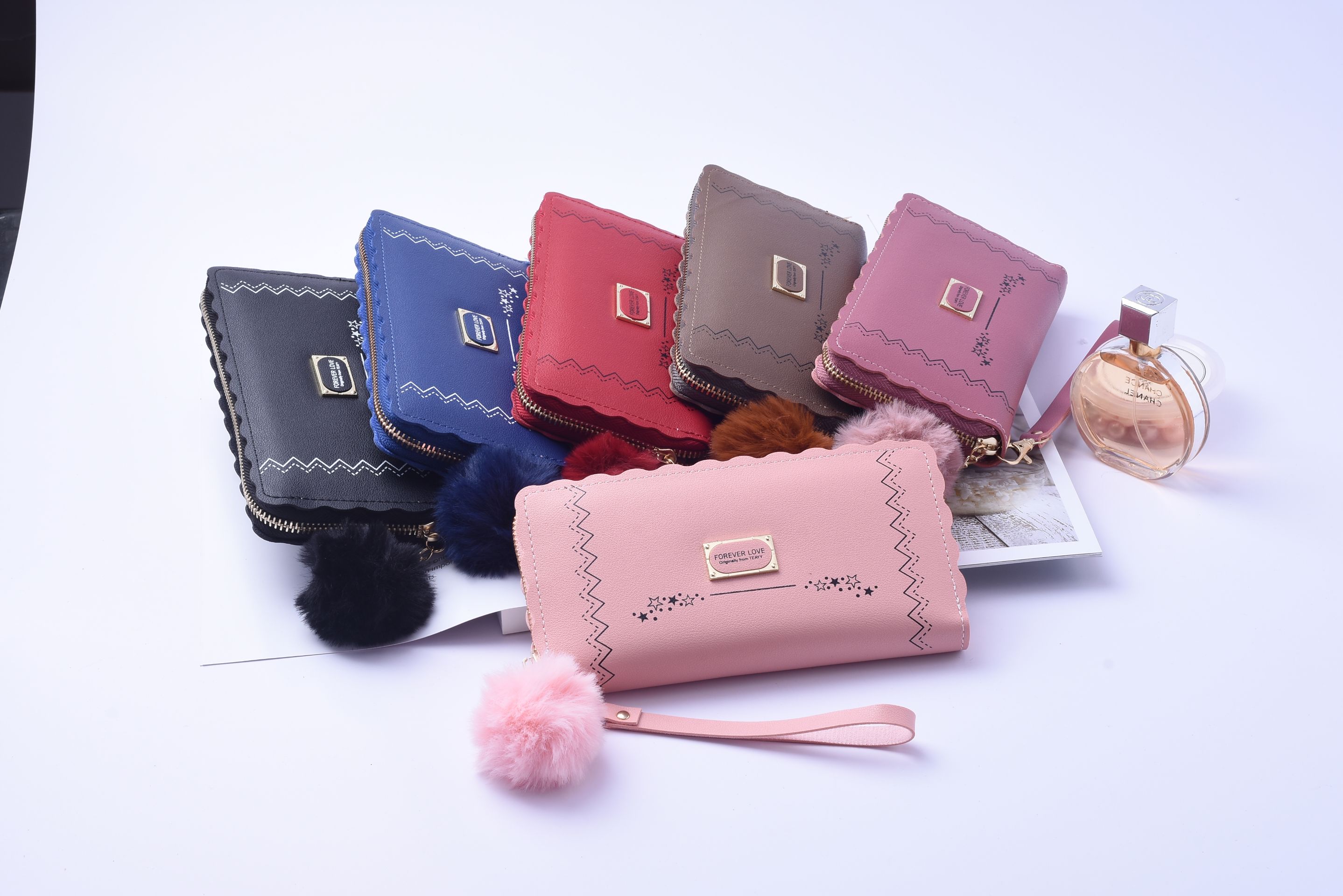 The new single-pull bag, mobile phone bag and coin purse have multiple compartments details Picture