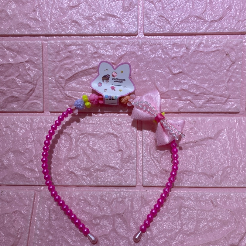 Children's beaded pearl headbands, bow tie flowers, and bow tie flowers are cute and warm