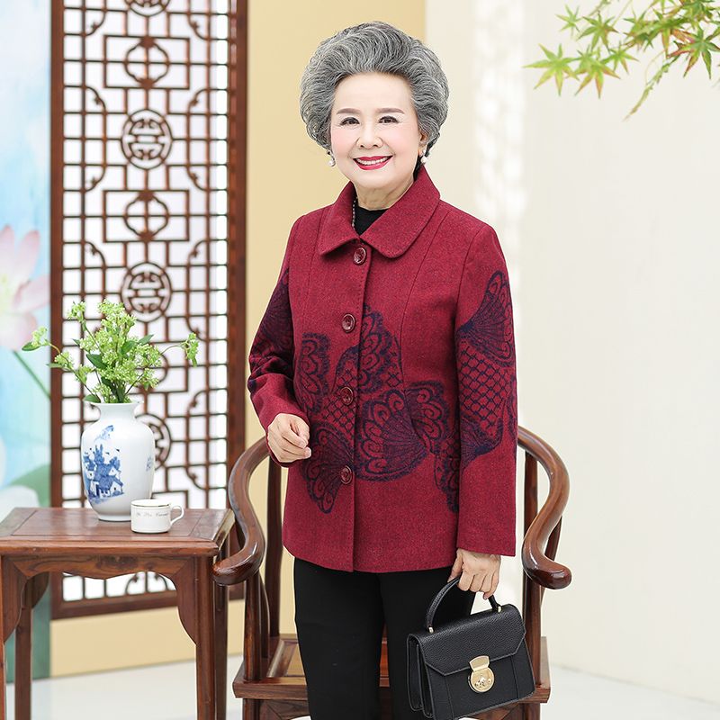 Middle-aged and elderly people wear spring clothes. A 60-year-old woman wears an outer suit. A 70-year-old wife wears spring clothes. An 80-year-old grandma wears woolen clothes