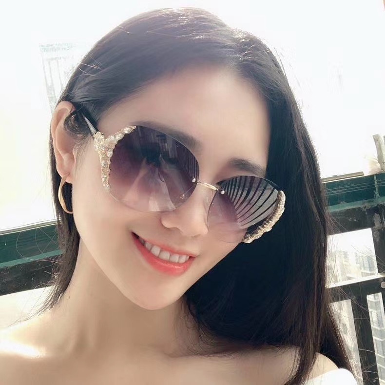 Diamond-encrusted flower-patterned women's personalized sunglasses are fashionable and elegant. Sunglasses are a must-have for goddesses without makeup details Picture