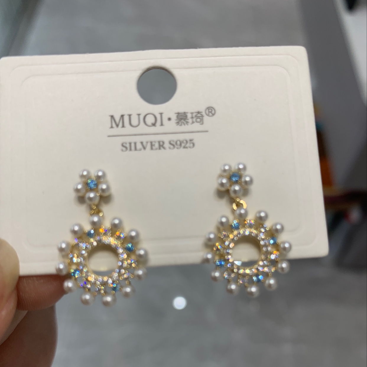 Pearl ear hanging