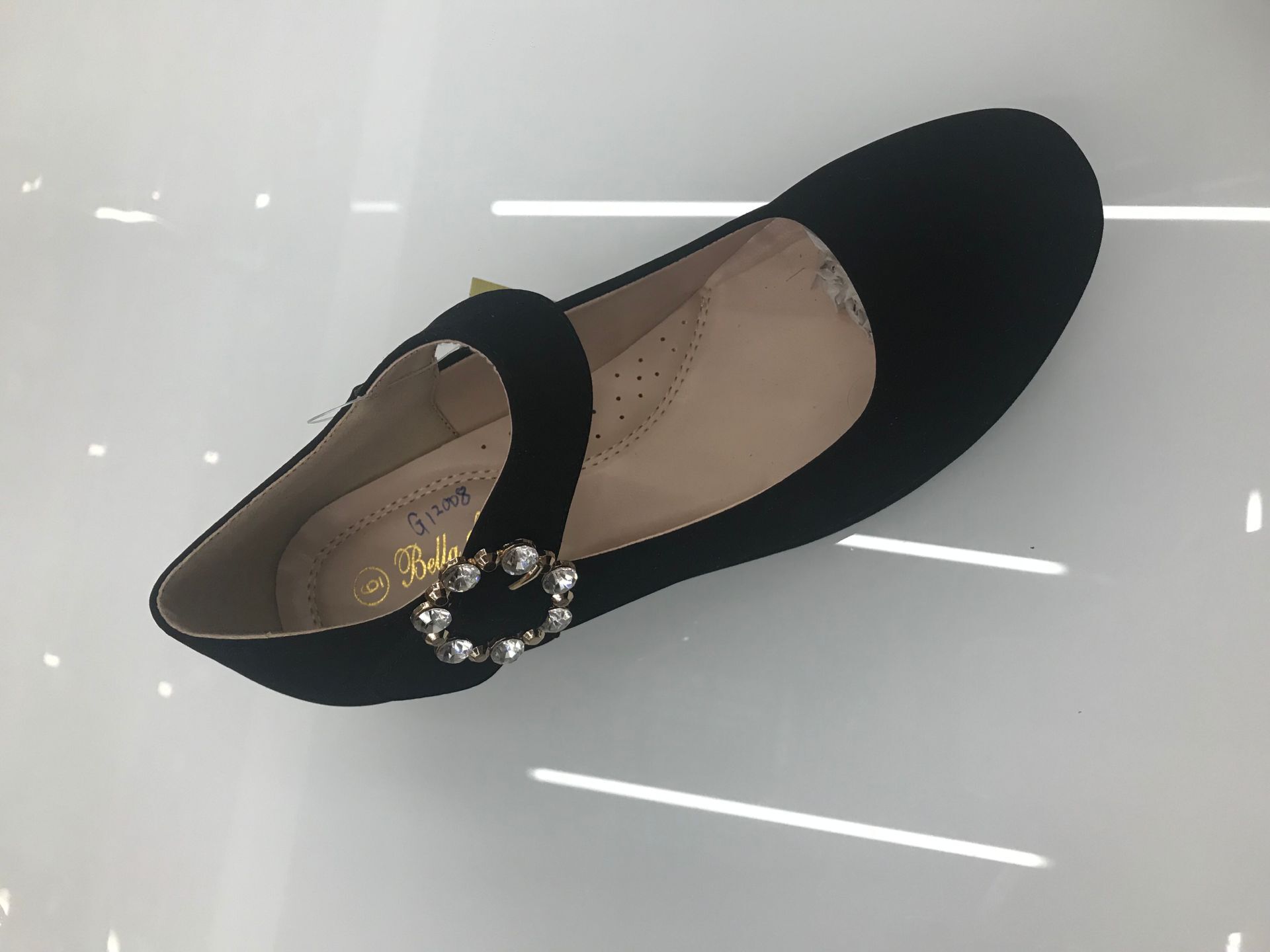 Low-heeled shoes for ladies thumbnail