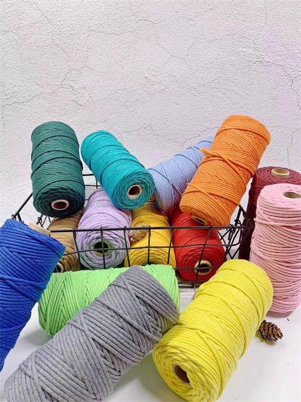 A large supply of 21 pieces of wrapped ropes and colored clothing and accessory ropes is available