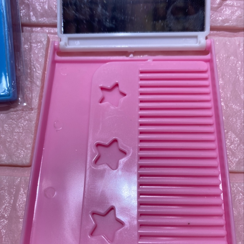 The children's mirror comb in the shape of a little horse is simple, convenient, cute and warm Application Scenario