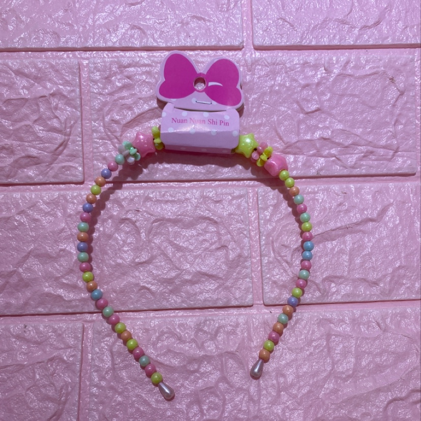 The children's AB beads are strung together with a five-pointed star design, which is cute and warm