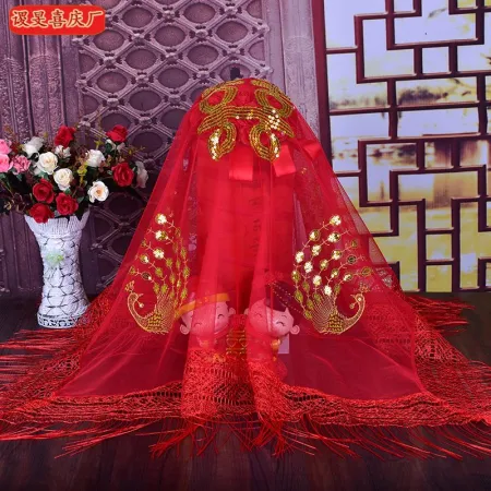 The wedding bride's veil is a peacock wedding veil The wedding bride's veil is a peacock wedding veil