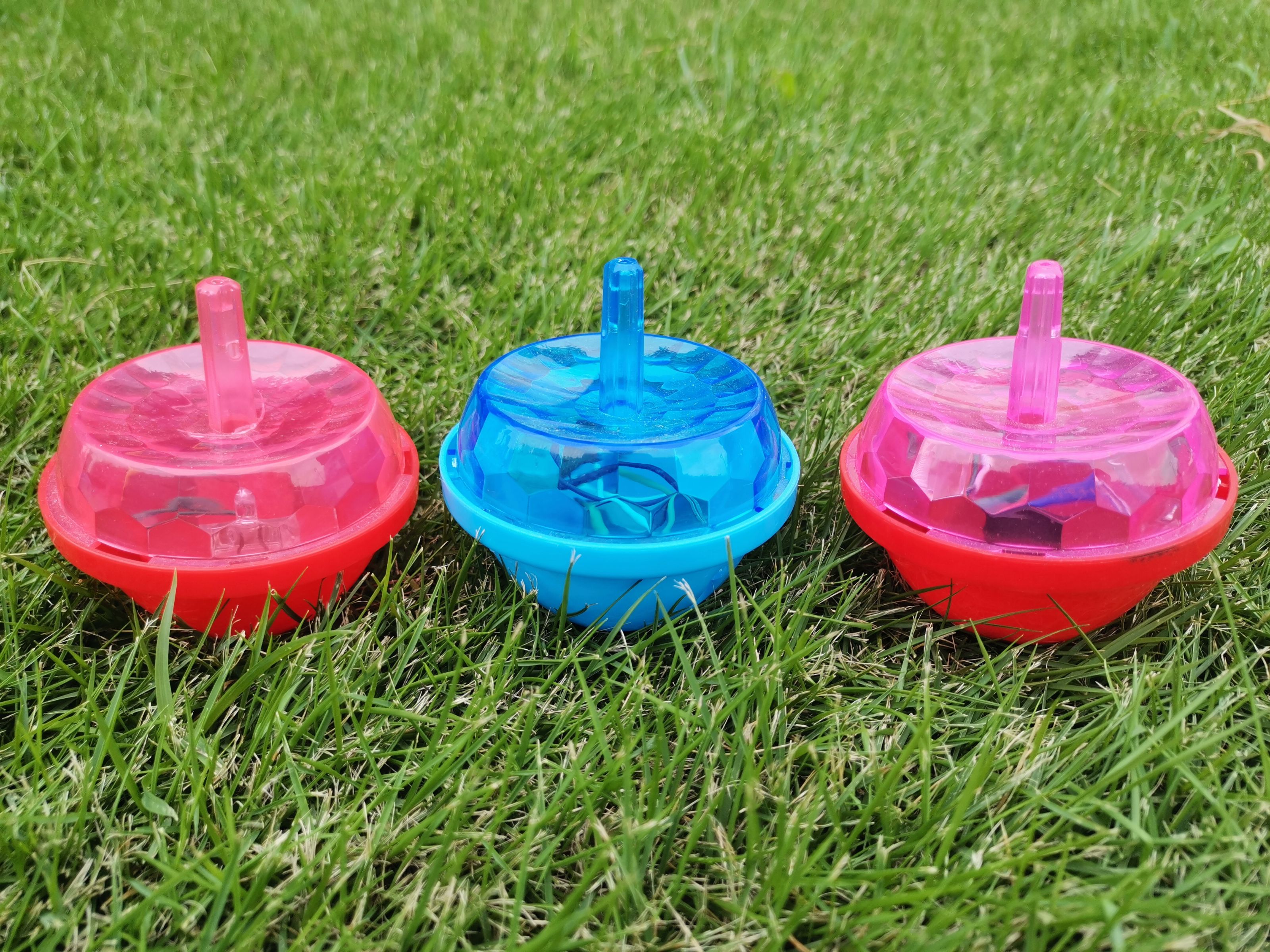 The new large manual flashing music gyroscope is also a best-selling product at the street stall, a manual rotating children's toy