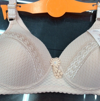 Medium Size Bra With Lace Trim And Breathable