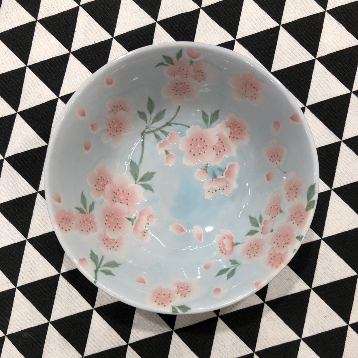 A 5.8-inch bowl of Japanese imported Mino yakiniku Manwu cherry blossom pink blue