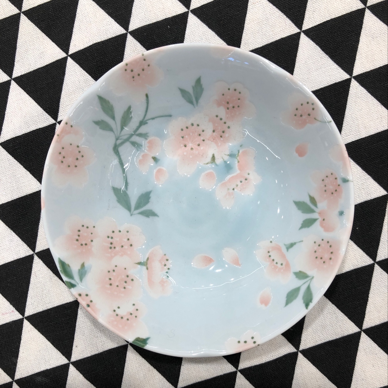 A 5.5-inch bowl of Japanese imported Mino yakiniku Manwu cherry blossom pink blue