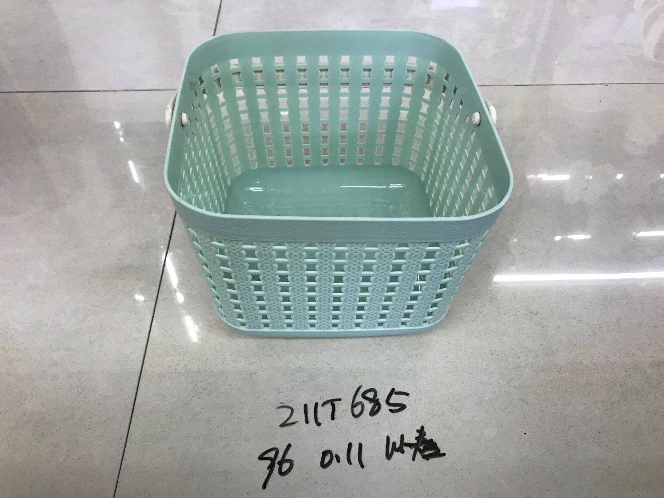 Organize fruit and vegetable baskets