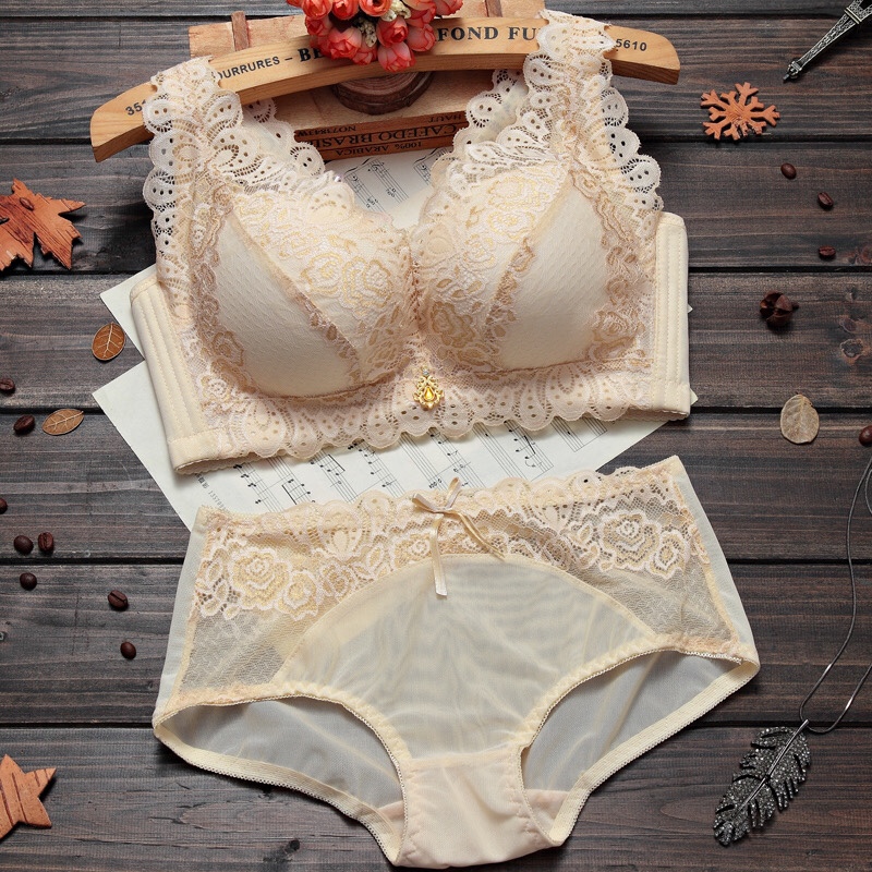 Underwire less sexy lingerie set for women with small breasts gathered and adjusted