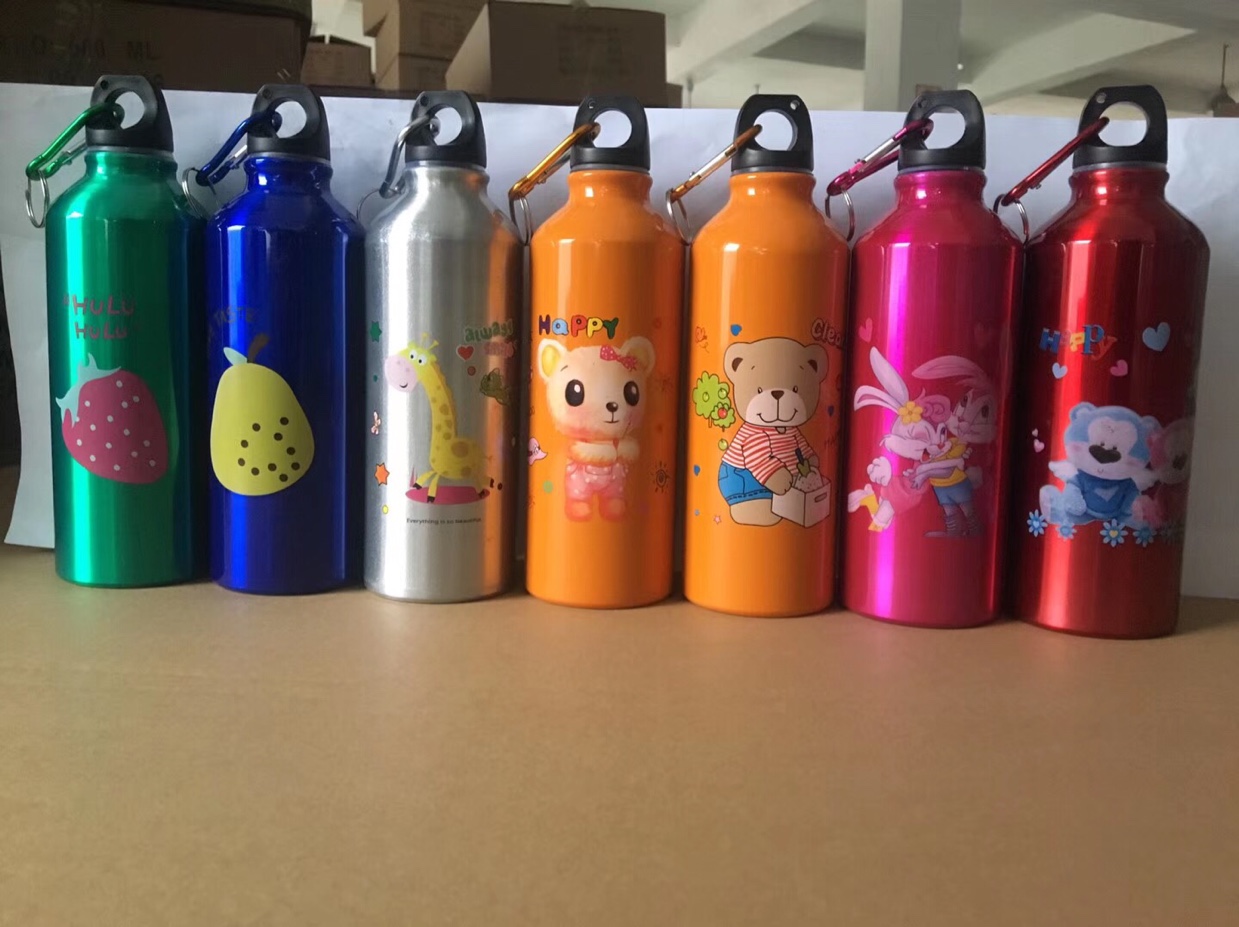 500ml运动水壶，毎个杯都有登山扣，可插进袋子里或挂在带子上，颜色花色都是小孩喜欢的。图