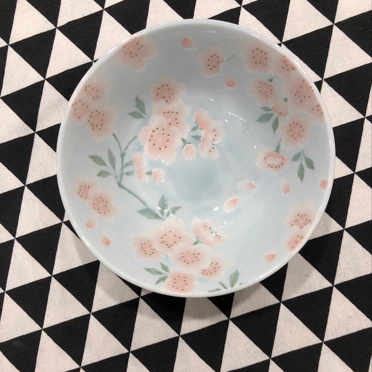 A 5.3-inch bowl of Japanese imported Mino yakiniku Manwu cherry blossom pink blue