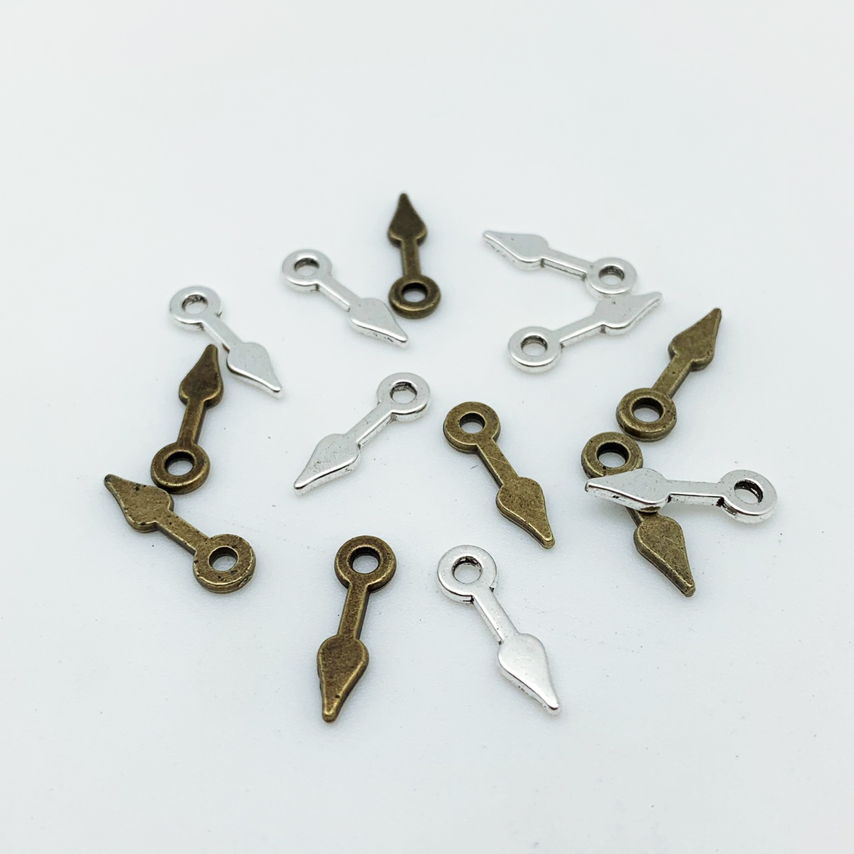 Horas agujas collares crashing colgantes adornos de aleación accesorios