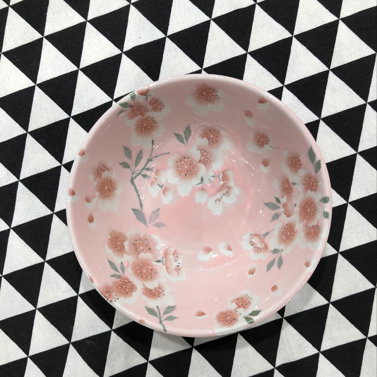 A 5.8-inch pink bowl of Japanese imported Mino ware with Manwu cherry blossoms
