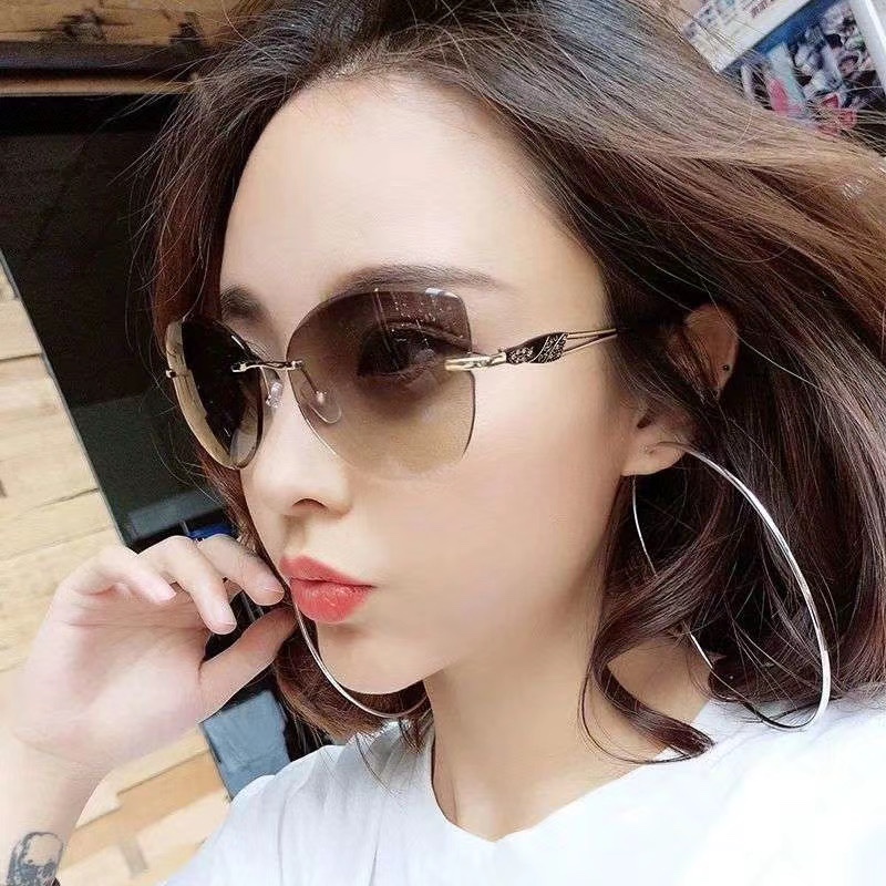 Web celebrity sunglasses for women