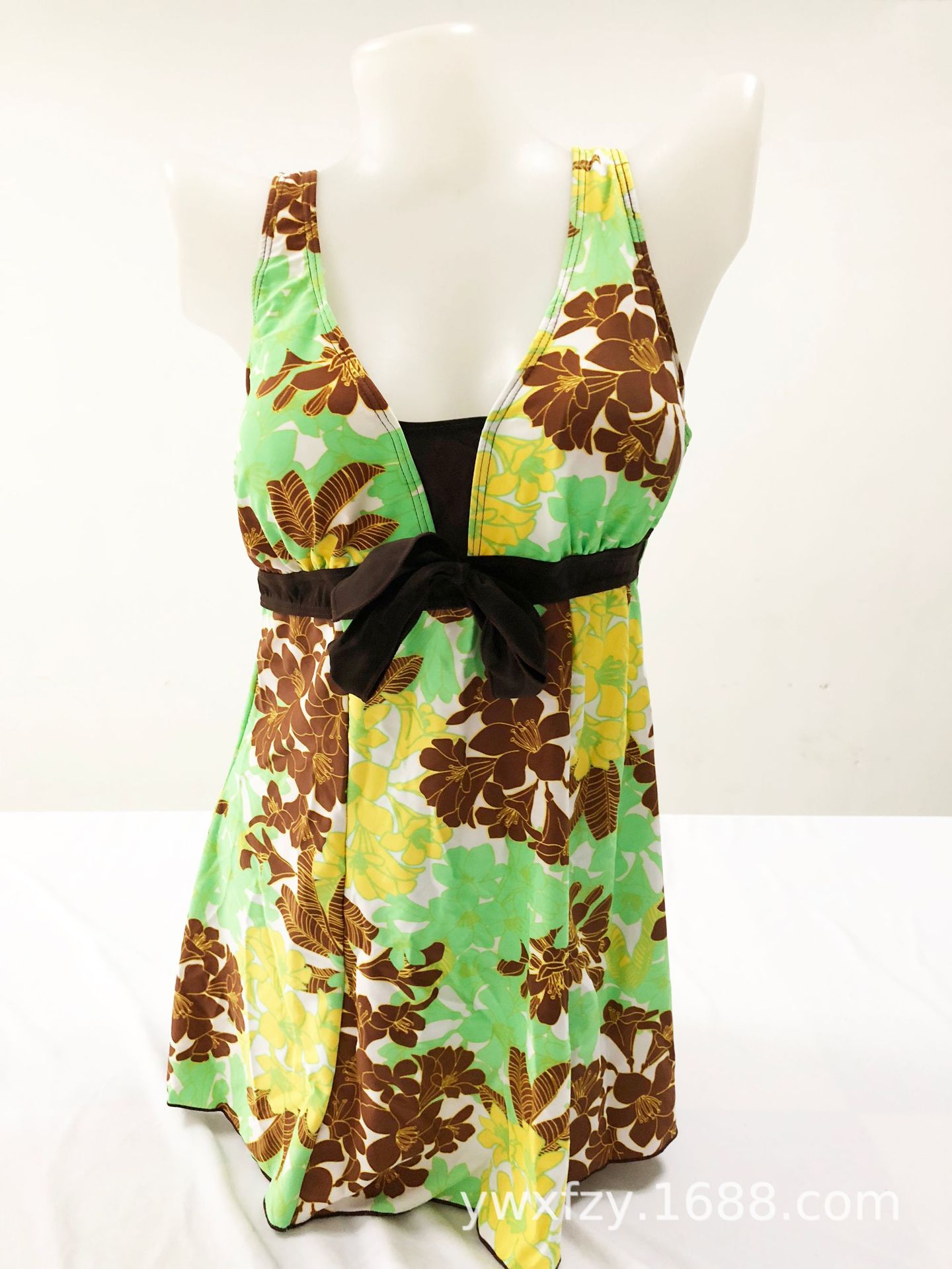 连体平角裙式背心式产品图