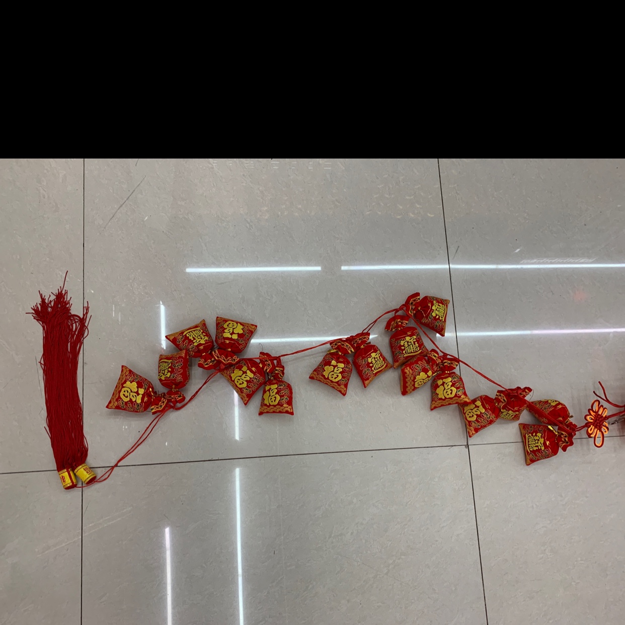 A 16-head money bag string of festive wedding and festival items for moving into a new home