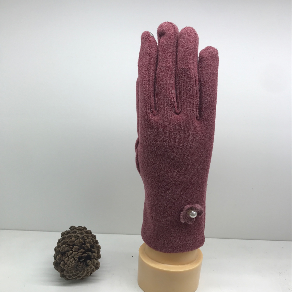 The pearl flower touch screen keeps the skin warm in red