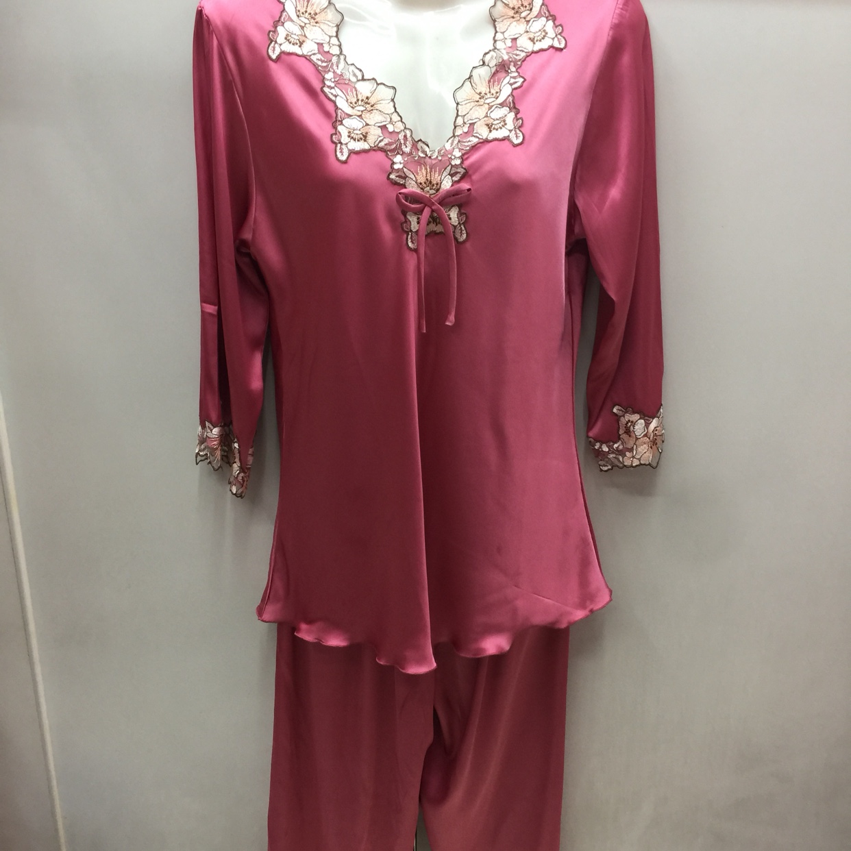 Silk soft and comfortable lace suit thumbnail