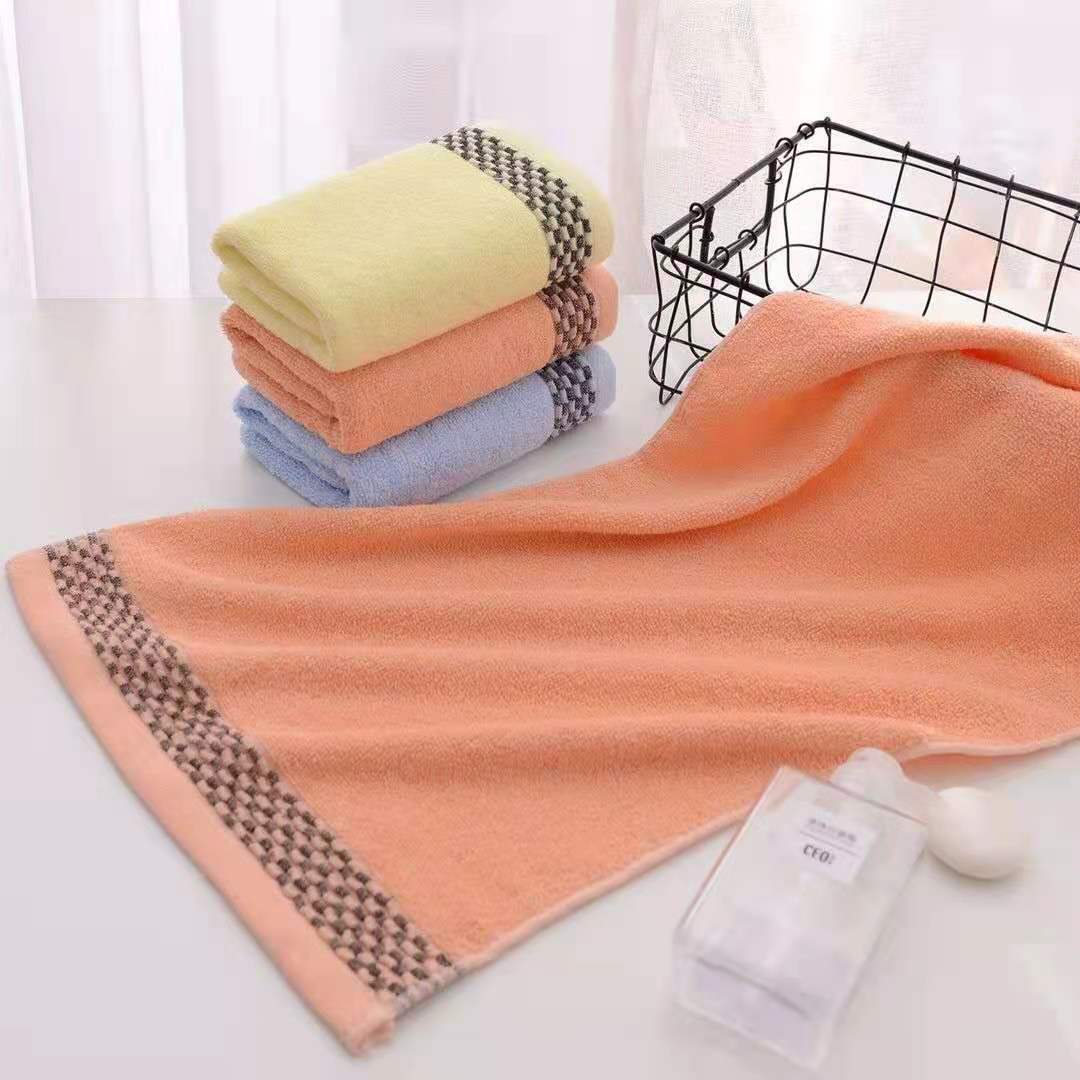 The 35*75cm base is embroidered with small grids in three colors, which can be mixed with a pack of all-cotton towels