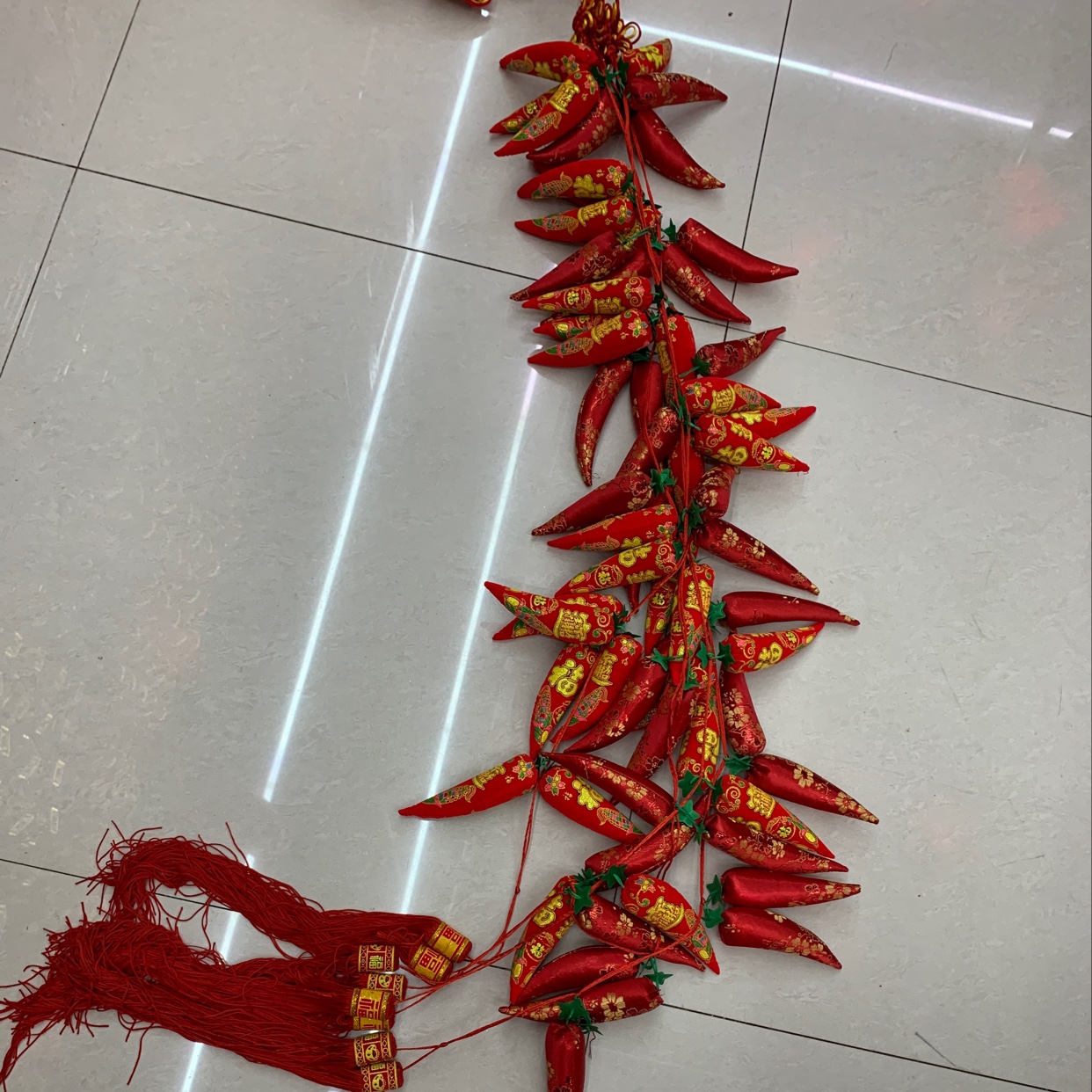 16 small pieces of printed chili peppers for festive wedding and festival items have moved into a new home