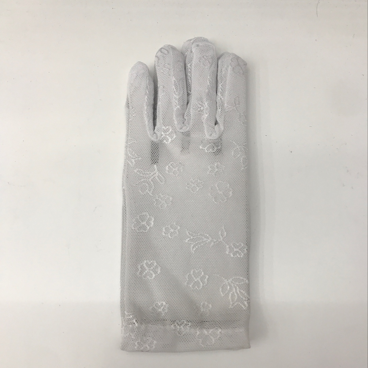 The small flower ice silk sun protection gloves are white