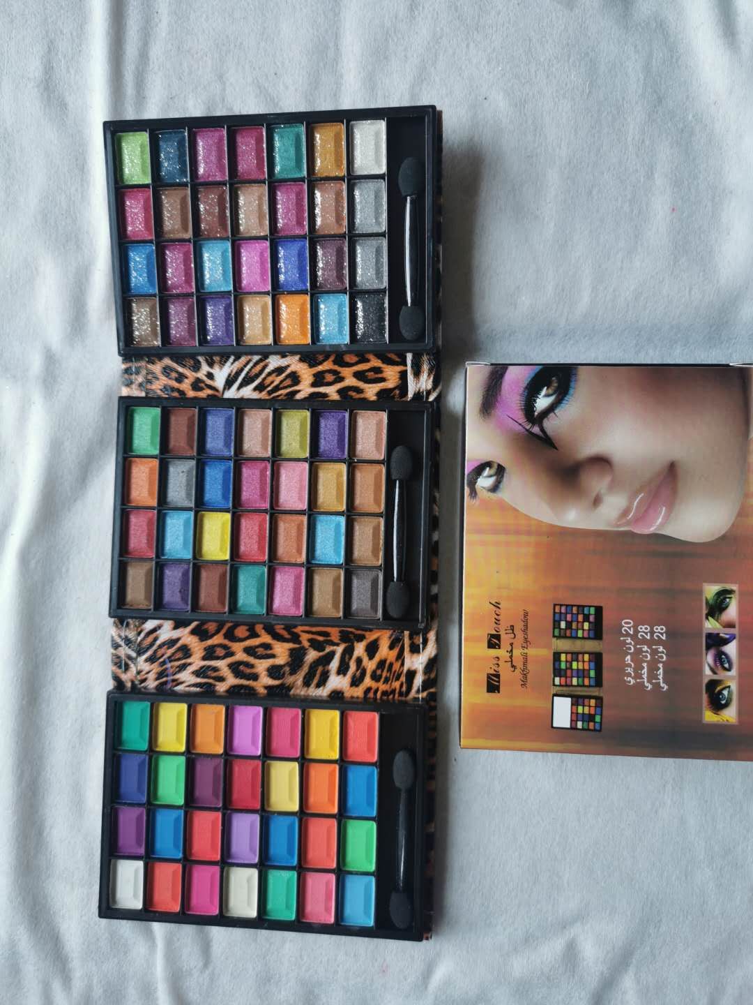Small 30% off: 28*3 multi-color eye shadow wallet thumbnail