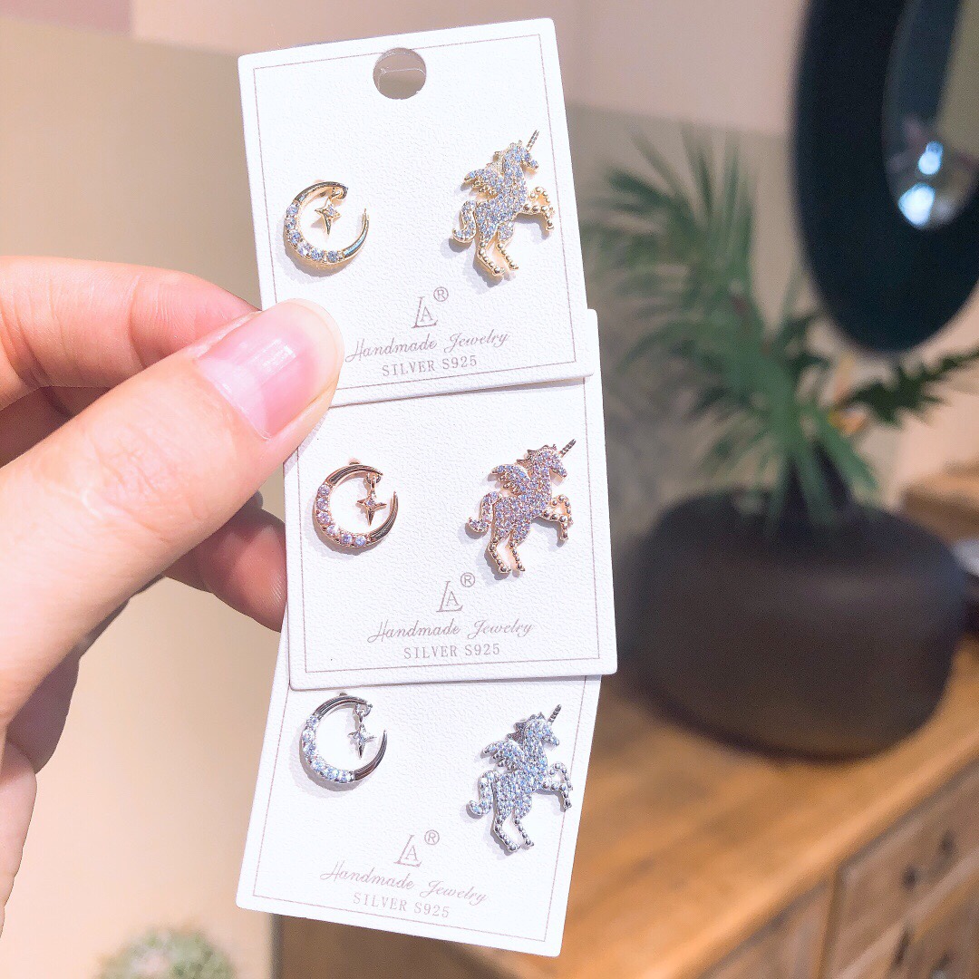 独角兽AB款耳钉
   独角兽的传说源于欧洲的神话，据说独角兽孕育于月光星辉下的大海自滔中 踏浪而来~