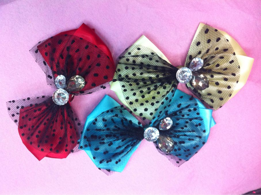 Polyester ribbon with yarn bow thumbnail
