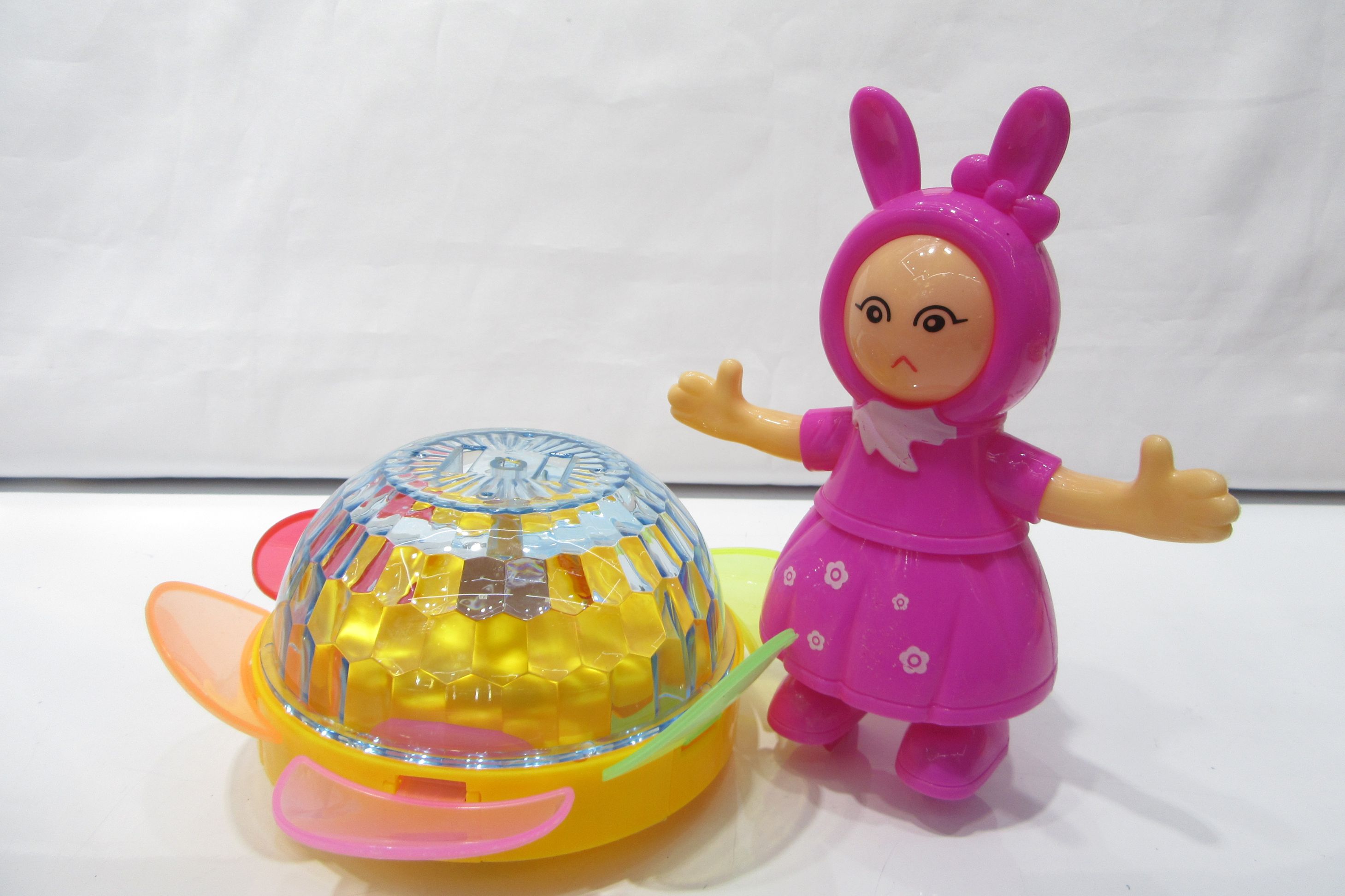 A cute little girl spins a sunflower light music girl toy details Picture