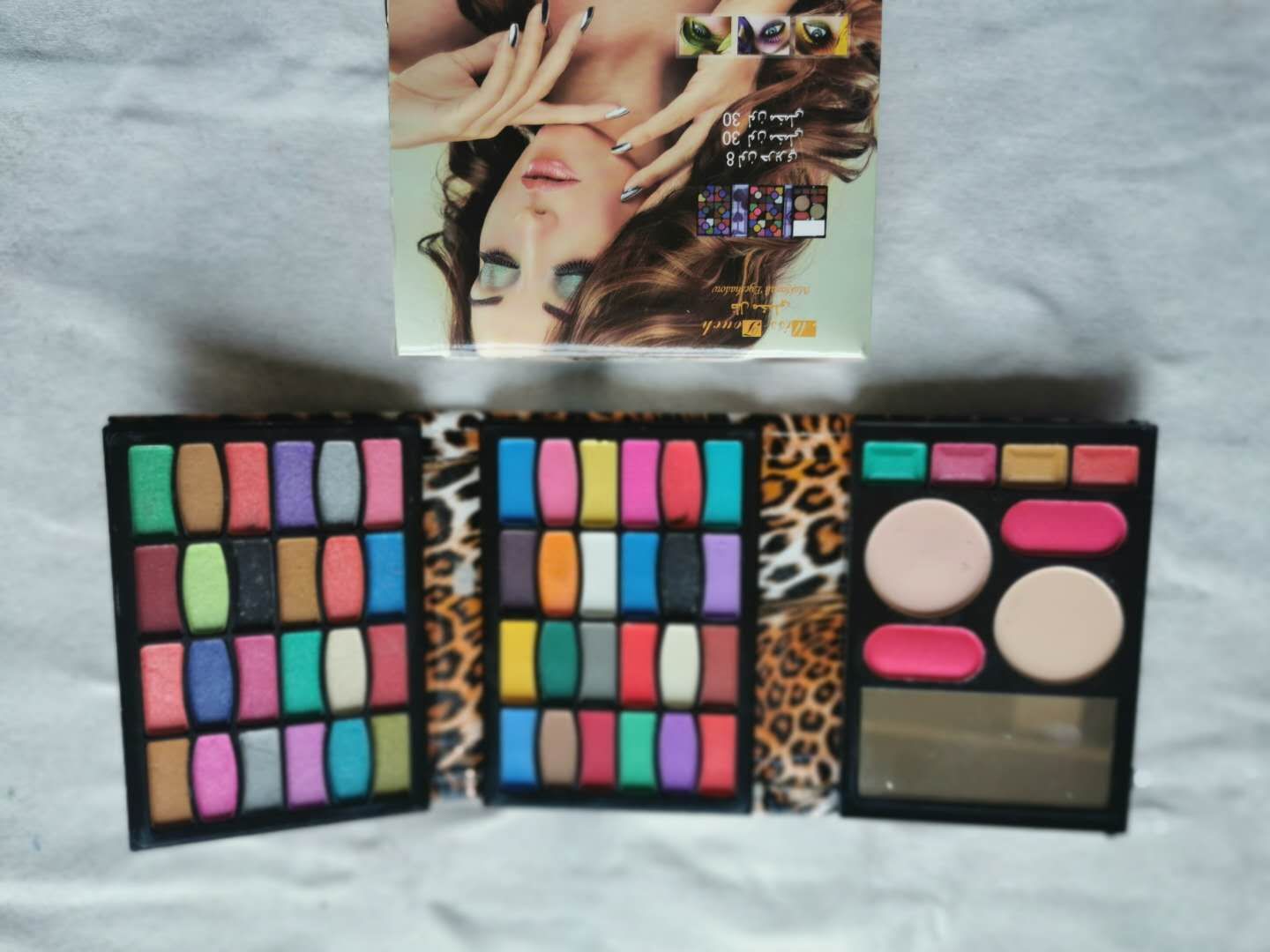 Small 30% off: 8+ chain *2 multi-color eye shadow wallet thumbnail