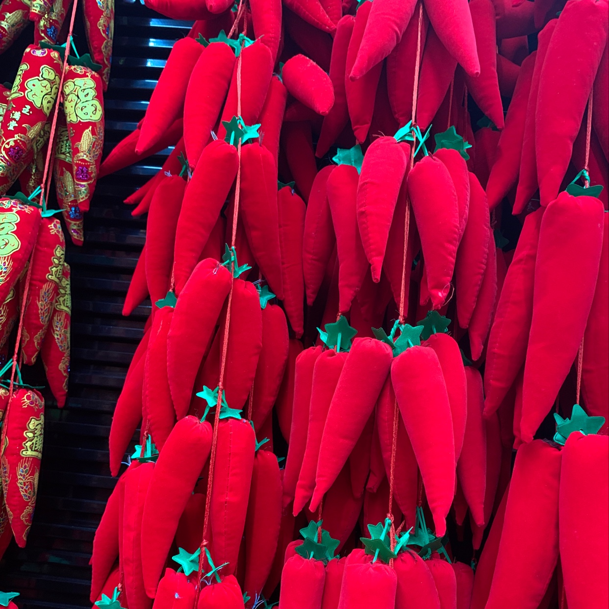 18 pieces of flannel chili peppers for wedding and festival celebrations. Moving into a new home