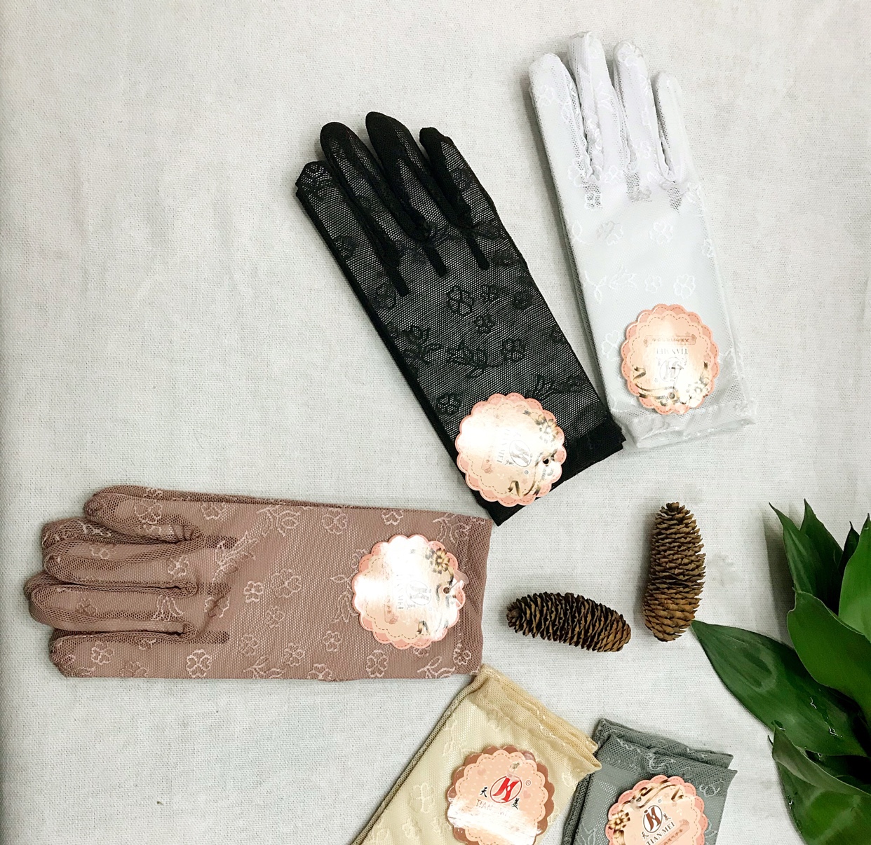 The small flower ice silk sun protection gloves are white details Picture