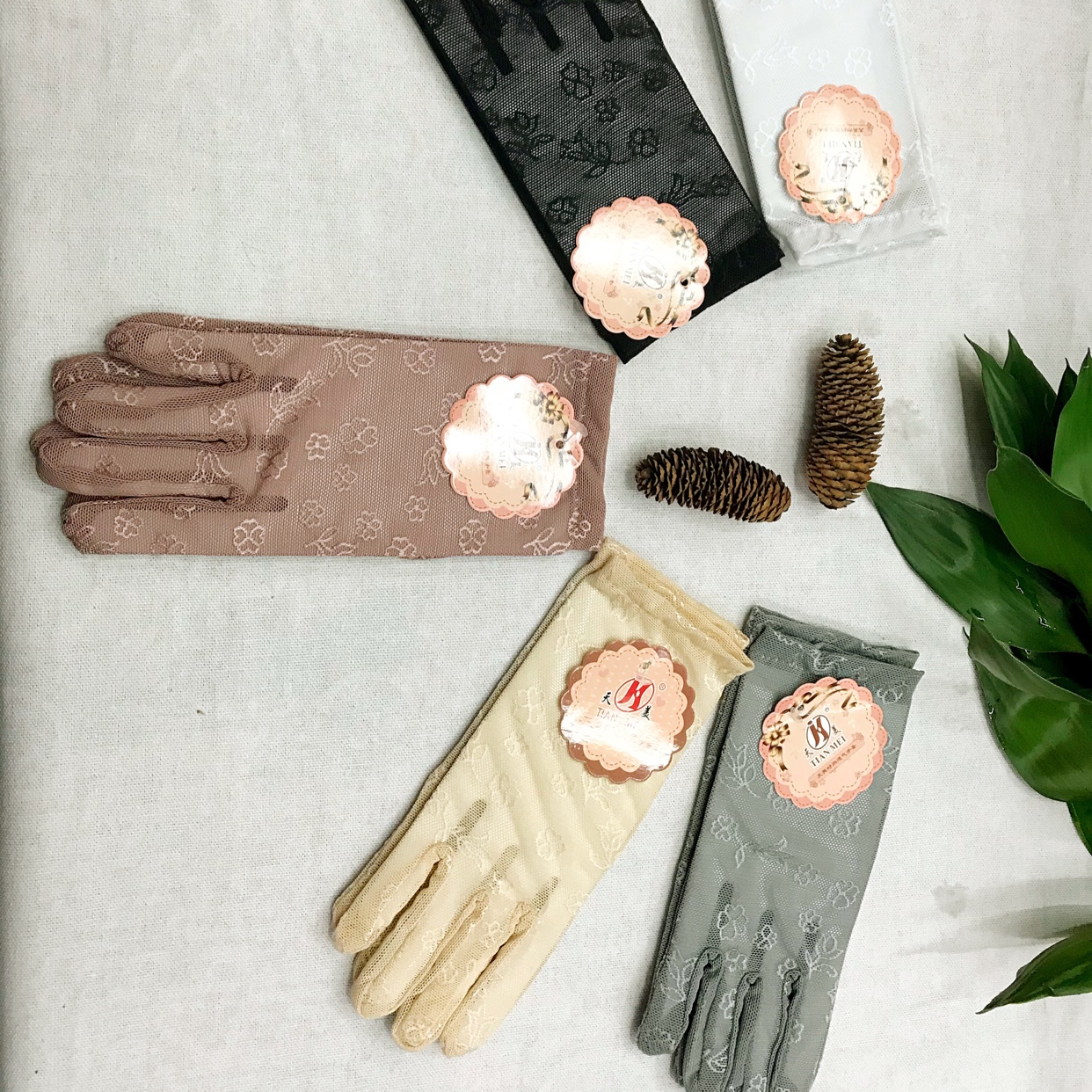 The small flower ice silk sun protection gloves are in a red bean paste color details Picture