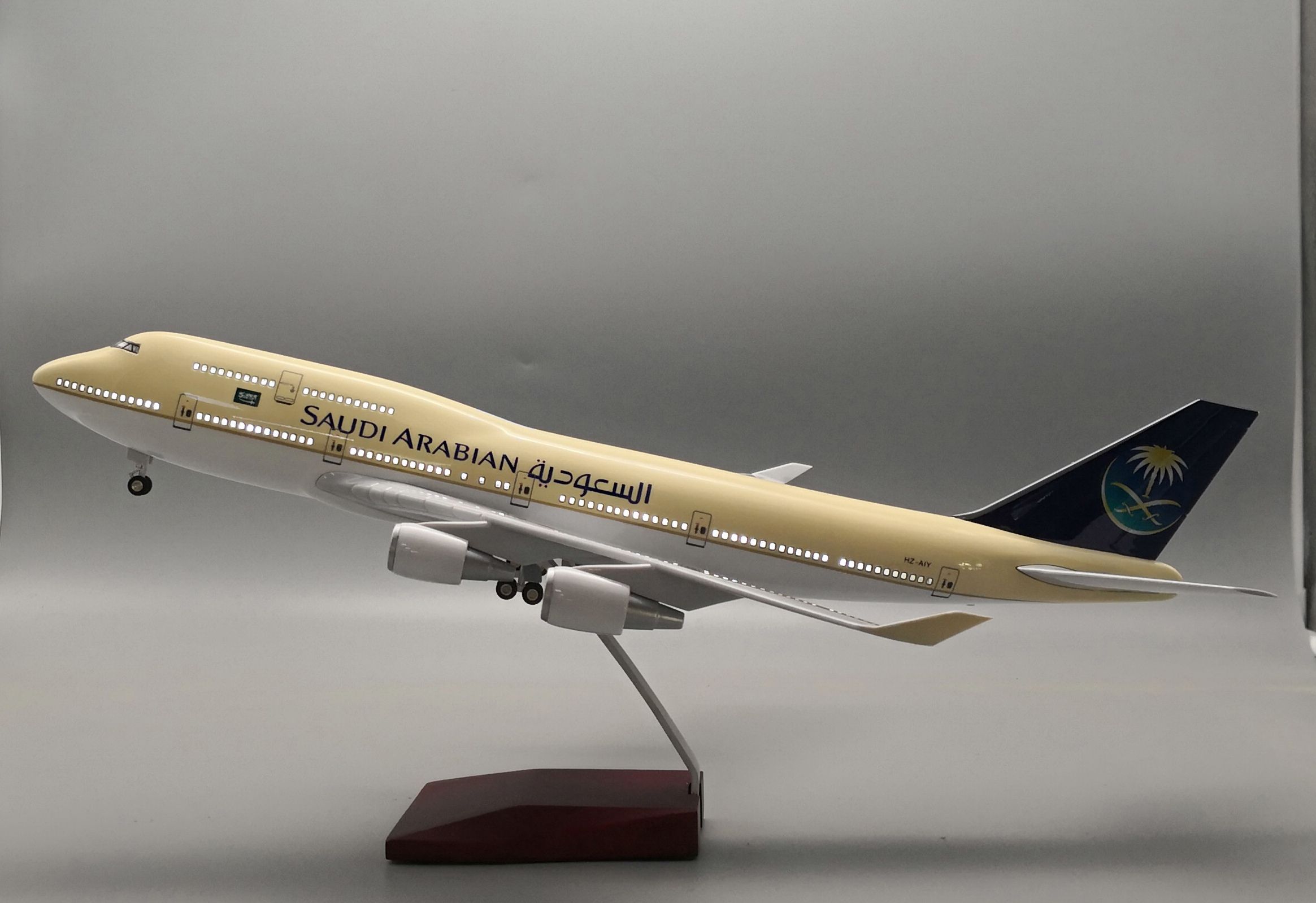 Model aircraft (B747 Air Saudi LED voice-controlled aircraft model) synthetic resin model aircraft model