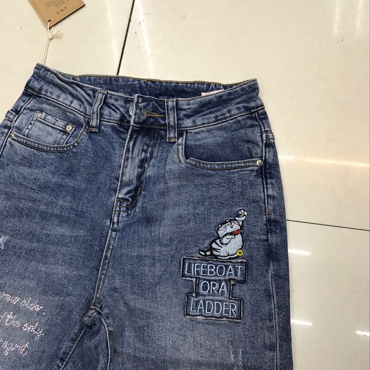 应你得8868九分裤带小猫刺绣、带钻点缀白底实物图