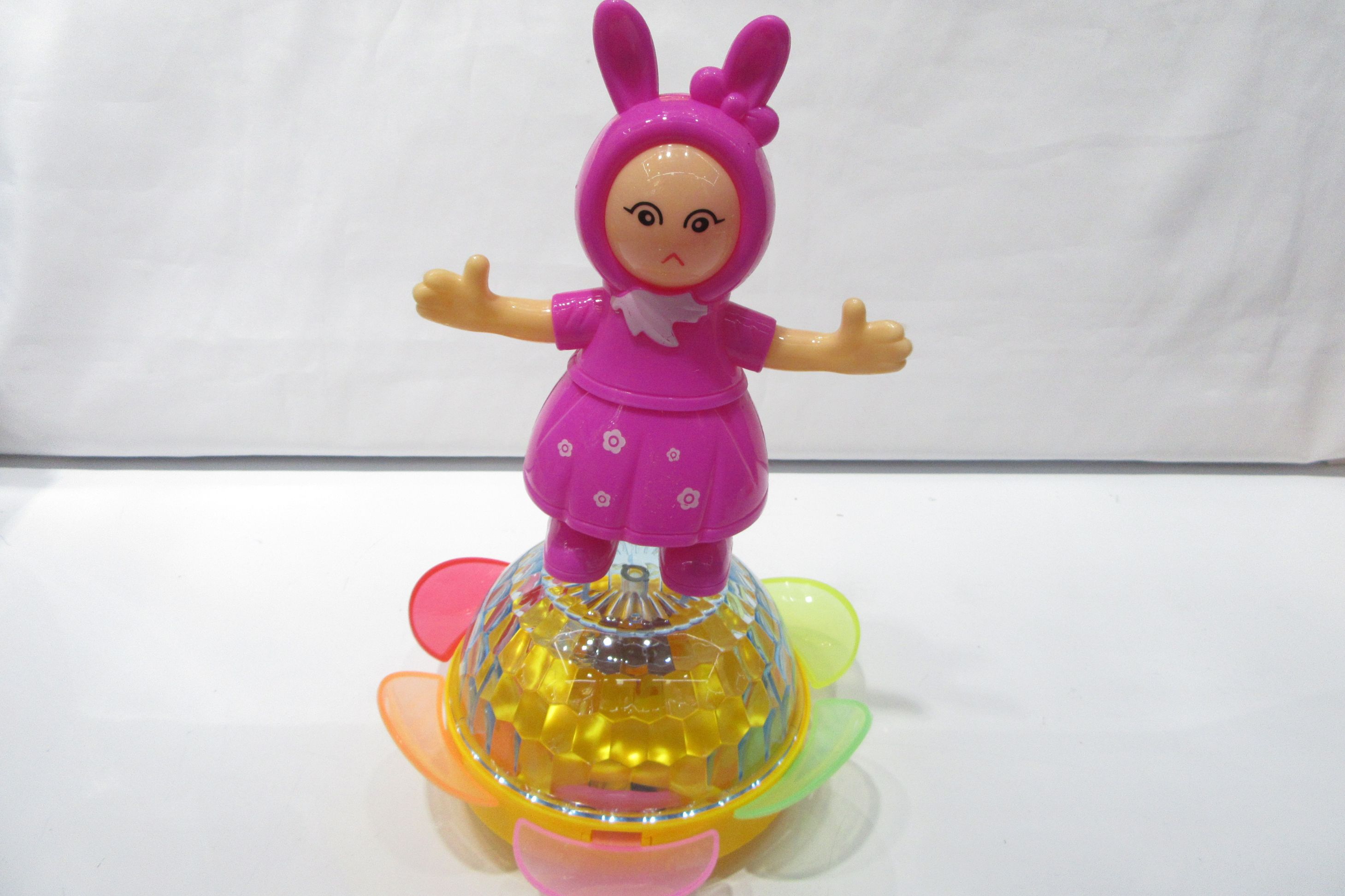 A cute little girl spins a sunflower light music girl toy Specification drawing