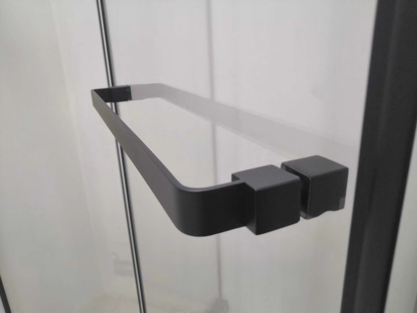 The Bette Super White Crystal Glass shower Enclosure 05 series features an elegant black, safe and fingerprint-free integrated design Item Picture