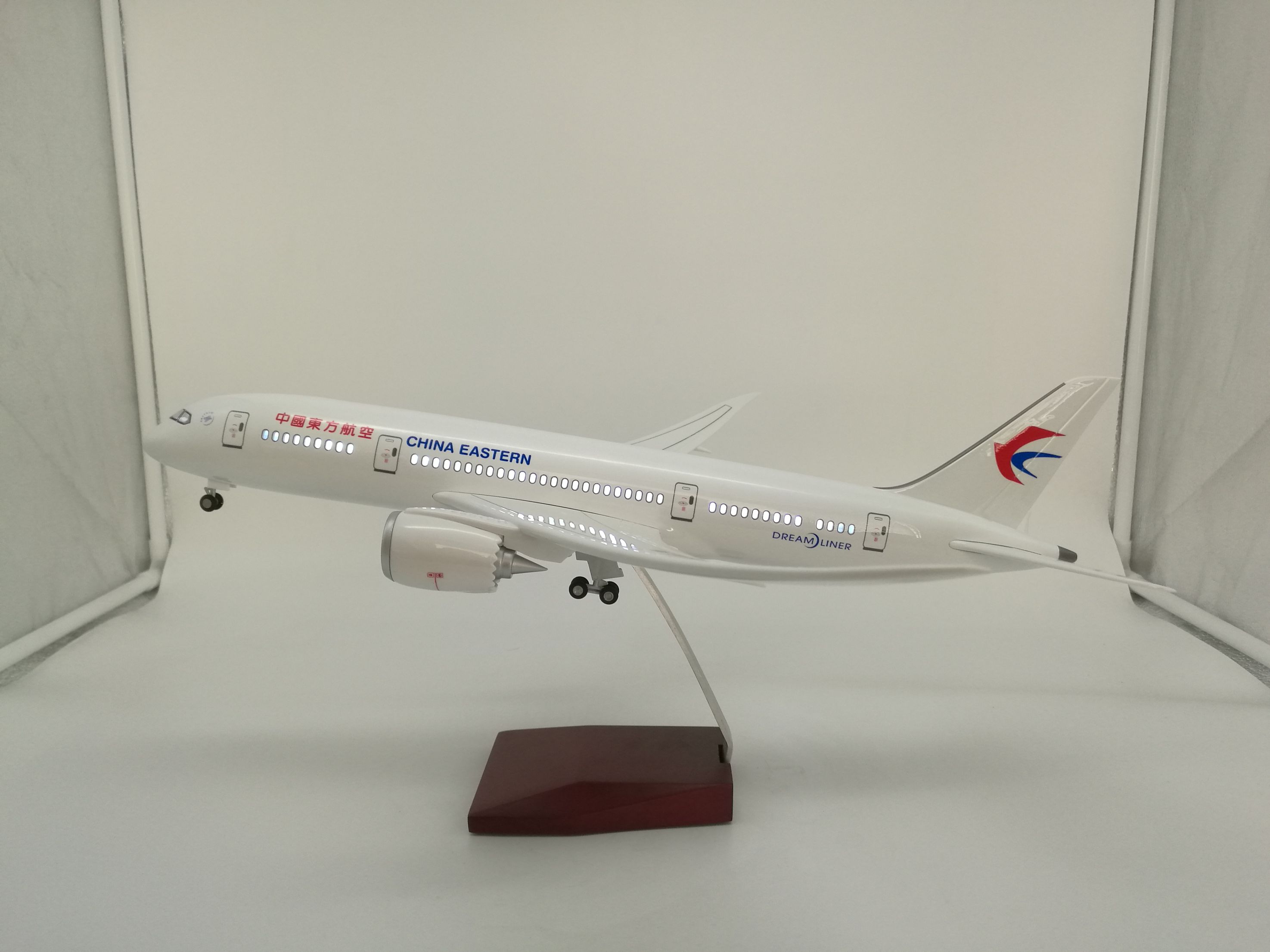 飞机模型（中国东方航空B787 LED声控飞机模型）合成树脂飞机模型