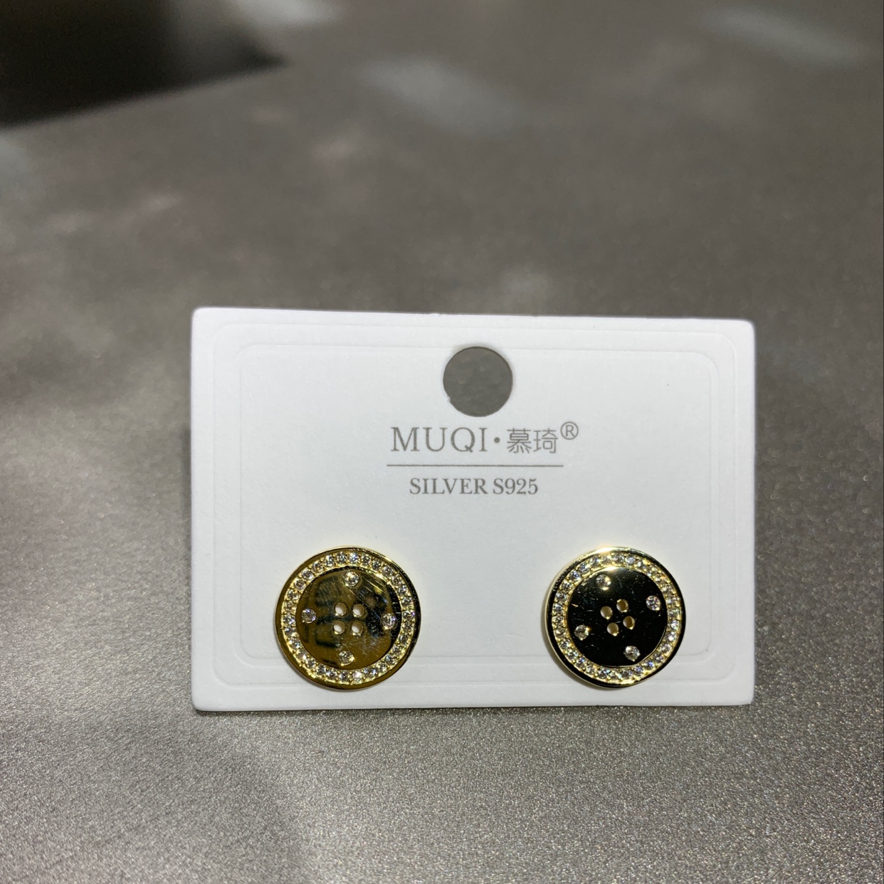 Fashionable twist buckle style