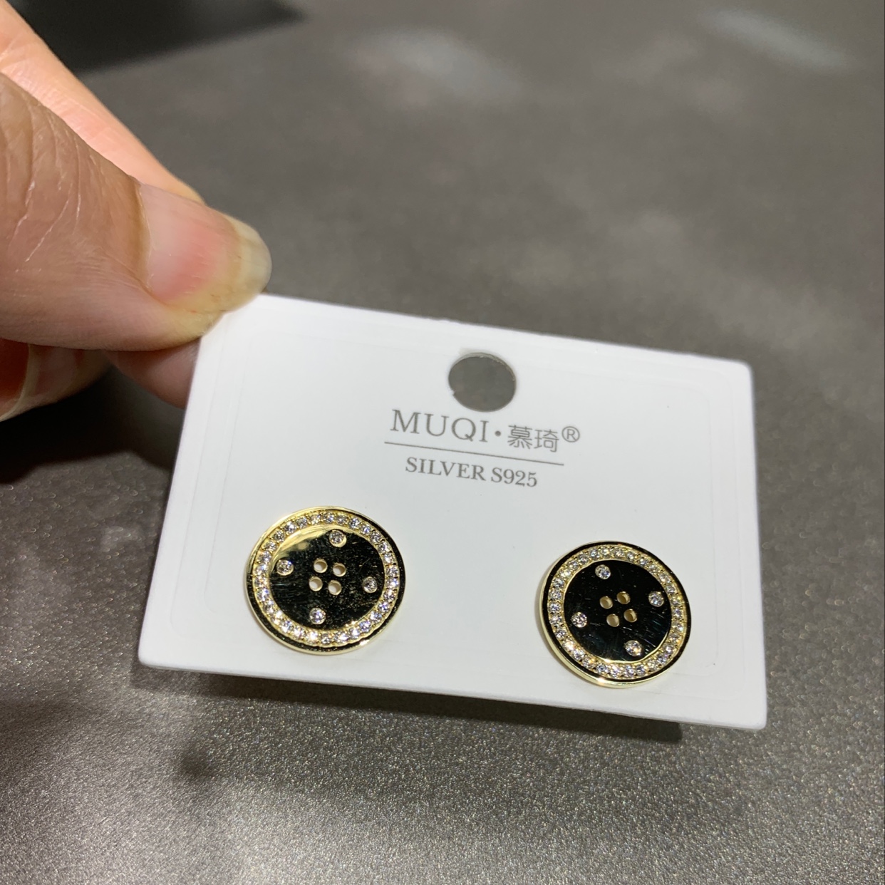 Fashionable twist buckle style Specification image