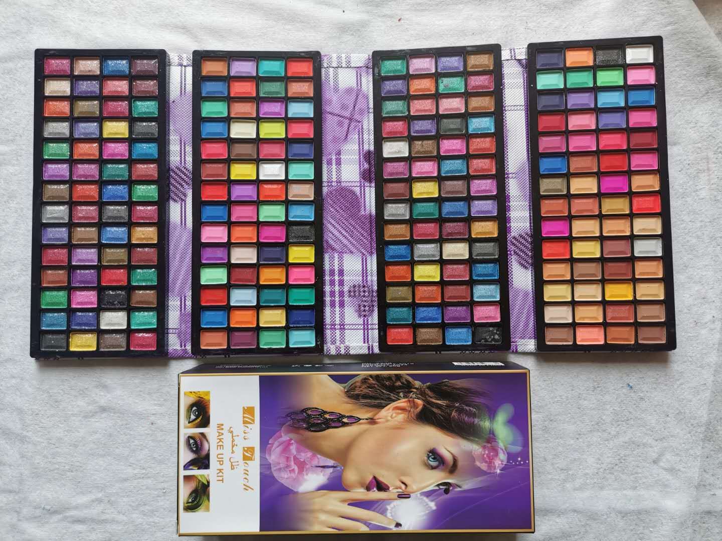 8838: Medium 40% off: 56 square *4 multi-color eye shadow wallet thumbnail