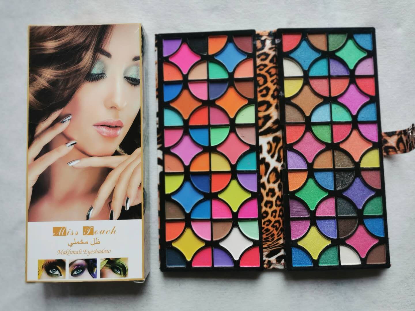 8816：中二折：半圆*2多色眼影皮夹